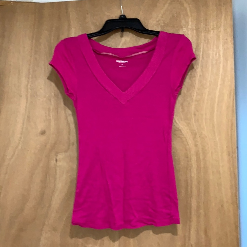 Fuchsia vneck Expeess tee